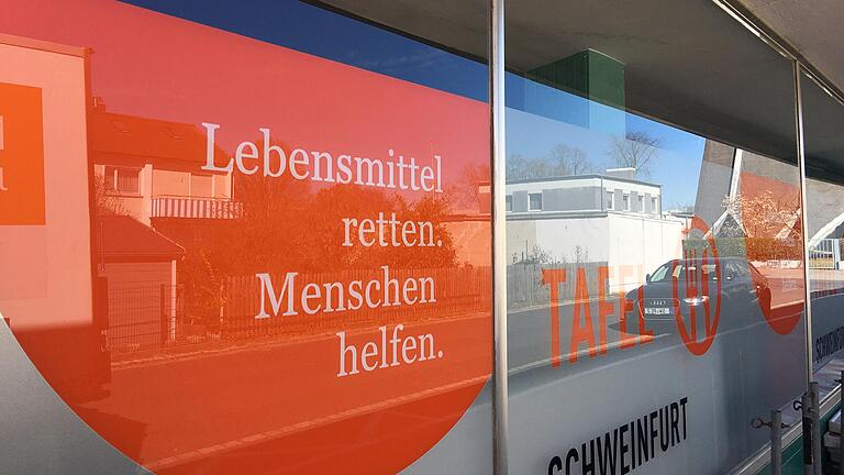 'Lebensmittel retten, Menschen helfen' – in diesem Sinne öffnet der Tafelladen in Schweinfurt auch während der Corona-Krise für Bedürftige ab sofort wieder. Jeweils mittwochs und samstags wird Ware ausgegeben. 'Lebensmittel retten, Menschen helfen' – in diesem Sinne öffnet der Tafelladen in Schweinfurt auch während der Corona-Krise für Bedürftige ab sofort wieder. Jeweils mittwochs und samstags wird Ware ausgegeben.
