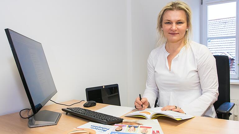Judit Maertsch, unabhängige Finanzberaterin beim Verbraucherservice Bayern in Würzburg, bietet Sprechstunden und Seminare zum Thema 'Rente' an.