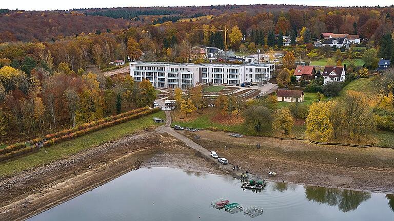 Das Gebiet der Feriensiedlung am Ellertshäuser See war einst im Besitz des Zweckverbands, der zum Bau des Stausees gegründet wurde. Seine Auflösung zog sich Jahrzehnte hin, weil die Wertermittlung für die öffentlichen Verkehrsflächen dort sich schwierig gestaltete. Das Gebiet der Feriensiedlung am Ellertshäuser See war einst im Besitz des Zweckverbands, der zum Bau des Stausees gegründet wurde. Seine Auflösung zog sich Jahrzehnte hin, weil die Wertermittlung für die öffentlichen Verkehrsflächen dort sich schwierig gestaltete. 