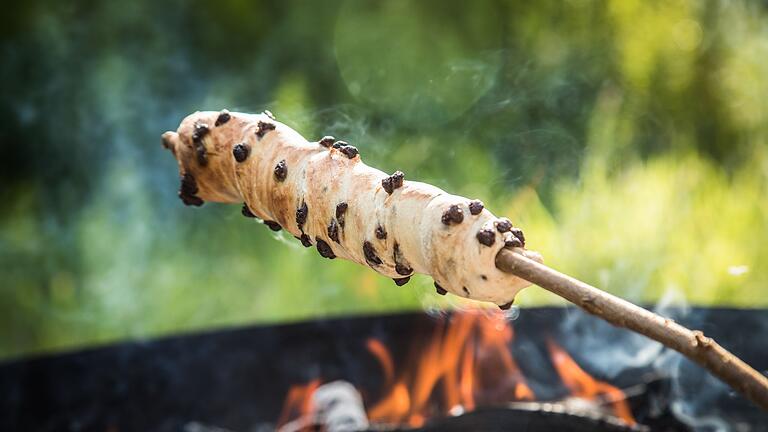 Süßes Stockbrot mit Schokolade - Schokoladendrops im Teig geben dem Stockbrot einen süßen Dreh. Süßes Stockbrot mit Schokolade - Schokoladendrops im Teig geben dem Stockbrot einen süßen Dreh.