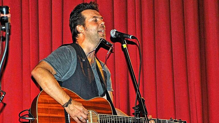 Auftritt im Kino: Songwriter Markus Rill in den Burg-Lichtspielen in Mühlbach.