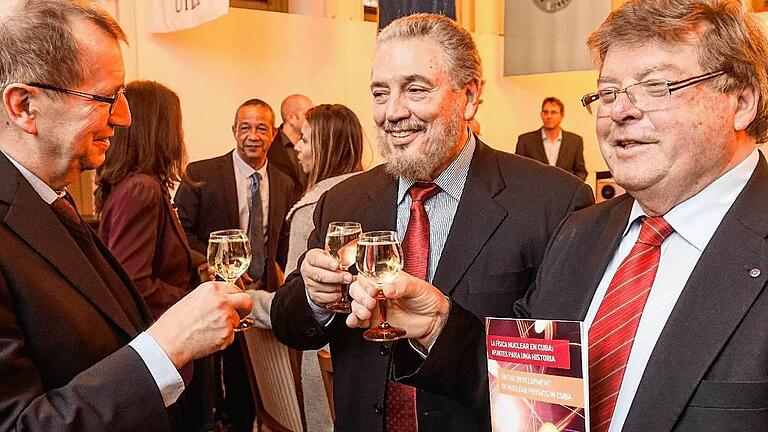 Empfang im Wappensaal des Würzburger Rathauses für den ältesten Sohn Fidel Castros aus Kuba,  Professor Fidel Castro Díaz-Balart durch Würzburgs Bürgermeister Adolf Bauer (rechts); mit im Bild: (links) der Präsident der Universität Würzburg, Professor Alfred Forchel.