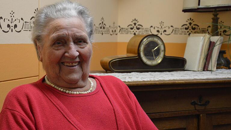 Ihren 90. Geburtstag feiert am heutigen Freitag Ehrentraud Kehm im BRK-Alten- und Pflegeheim. In dieser Sitzecke trifft sie sich regelmäßig mit anderen Bewohnern zum Sonntagsfrühschoppen. Ihren 90. Geburtstag feiert am heutigen Freitag Ehrentraud Kehm im BRK-Alten- und Pflegeheim. In dieser Sitzecke trifft sie sich regelmäßig mit anderen Bewohnern zum Sonntagsfrühschoppen.