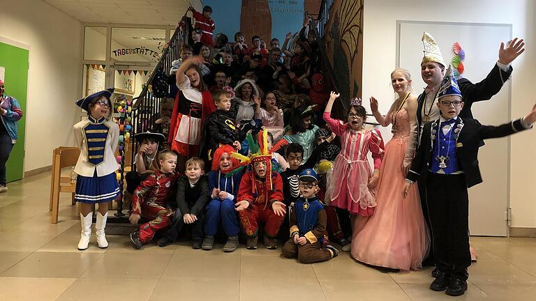 Prinzessin Anna I und Prinz Mario I von der KaKaGe Karlstadt waren zu Gast in der Tagesstätte an der Leo-Weismantel-Schule in Gemünden.