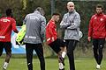 Nach derzeitigen Informationen kann das Spiel der Würzburger Kickers gegen Holstein Kiel am Sonntag (13.30 Uhr) stattfinden. Rothosen-Coach Marco Antwerpen (Zweiter von rechts) empfängt mit seiner Mannschaft dann den Tabellenführer der Zweiten Bundesliga.