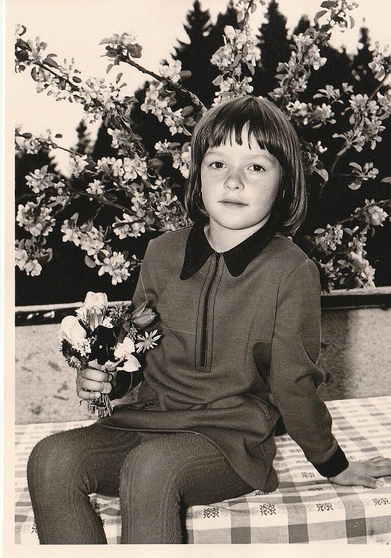 Petra Keller 1974 in Scheidegg im Allgäu. Zum Muttertag wurden die Kinder fotografiert - für den Blumengruß nach Hause. Petra Keller 1974 in Scheidegg im Allgäu. Zum Muttertag wurden die Kinder fotografiert - für den Blumengruß nach Hause. 