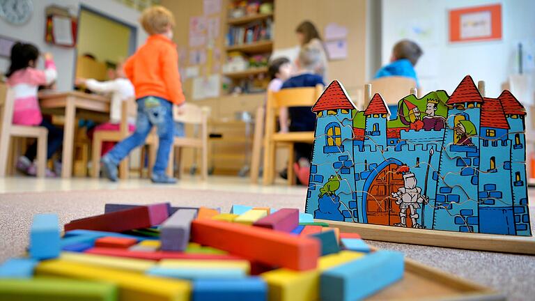 In den Kitas fehlt es bei der Betreuung der Kinder an Fachkräften. Quereinsteiger sollen deshalb nun etwa in Würzburg für Entlastung sorgen. Ob die gelingen kann, ist jedoch umstritten. In den Kitas fehlt es bei der Betreuung der Kinder an Fachkräften. Quereinsteiger sollen deshalb nun etwa in Würzburg für Entlastung sorgen. Ob die gelingen kann, ist jedoch umstritten. 