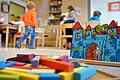 In den Kitas fehlt es bei der Betreuung der Kinder an Fachkräften. Quereinsteiger sollen deshalb nun etwa in Würzburg für Entlastung sorgen. Ob die gelingen kann, ist jedoch umstritten.&nbsp;