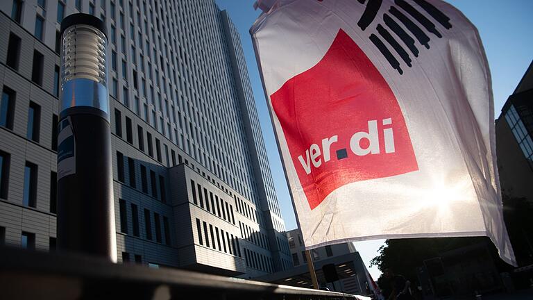 Verdi.jpeg       -  Nach dem großen bundesweiten Warnstreik am 27. März 2023 hat auch die dritte Verhandlungsrunde zwischen Verdi, Bund und Kommunen kein Ergebnis erzielt.