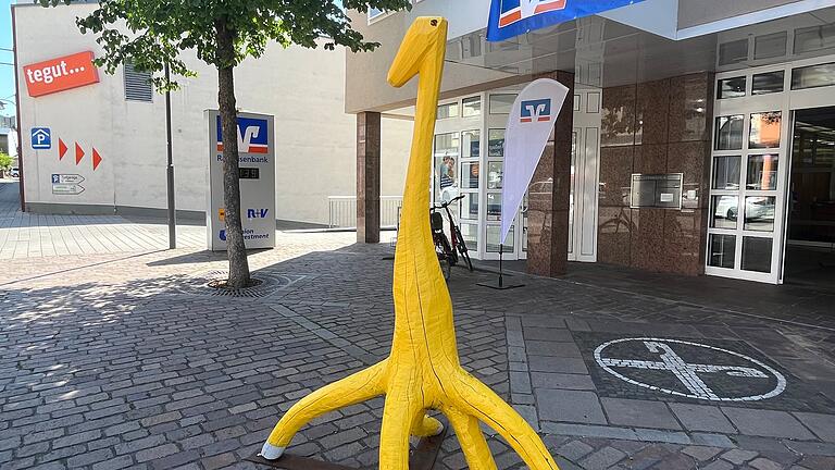 Die gelbe Giraffe in der Bronnbachergasse in Marktheidenfeld wurde beschädigt.