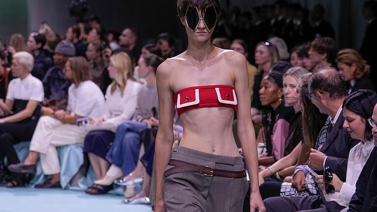 Fashion Week in Mailand - Prada       -  &bdquo;Wir sehen in jeder Frau eine Superheldin&rdquo;, sagt Raf Simons über die Prada-Kollektion.