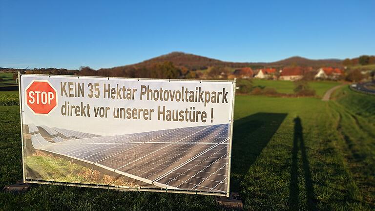 Solarpark Einraffshof: Gemeinderat Schondra muss entscheiden       -  Seit einigen Wochen hängen Protestbanner in Einraffshof. Der Schondraer Gemeinderat muss nun über das Solarpark-Projekt der Bayernwerk Natur entscheiden.