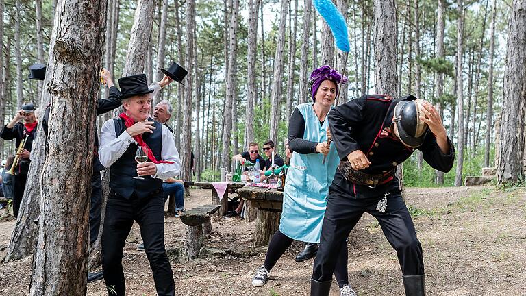 Wer hat das beste Gesöff? Franken und Oberpfälzer haben da unterschiedliche Ansichten. Im Bild 'Putzfraa' Ines Procter bei einem Videodreh für ihre Rap-Version des Frankenlieds. Wer hat das beste Gesöff? Franken und Oberpfälzer haben da unterschiedliche Ansichten. Im Bild 'Putzfraa' Ines Procter bei einem Videodreh für ihre Rap-Version des Frankenlieds.