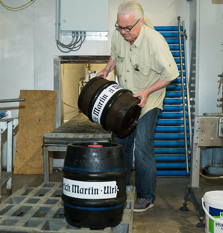 Biertrinken ist definitiv einfacher als Bierfässer auf Paletten stapeln. Aber wie heißt es so schön: 'Bier gibt Kraft'. Die kann ein Reporter in Betrieb in einer Brauerei ganz gut gebrauchen.