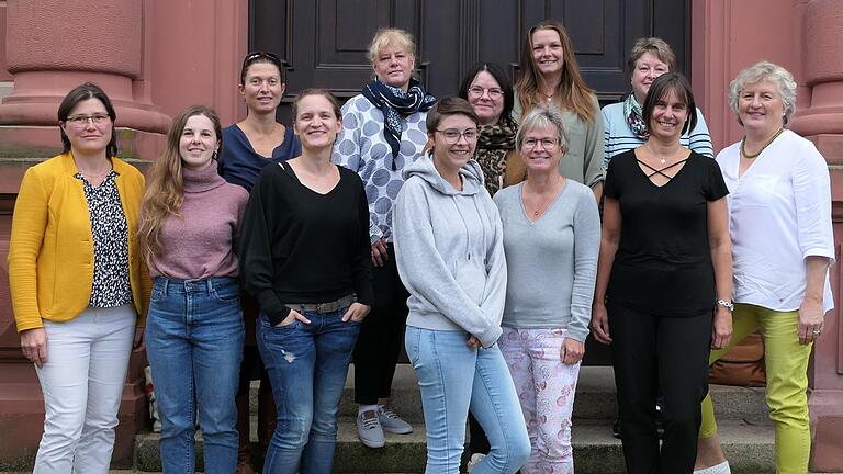 Bereit für das Coaching Kita- und Schulverpflegung: Die Verpflegungsteams aus dem Kindergarten Alemannenstraße Kitzingen, dem Montessori Kinderhaus Mühlenkinder Marktbreit und der Mädchenrealschule Volkach zusammen mit ihren Coaches Gwendolin Hammer, Eva Dümmler und Christine Zehnter von der Vernetzungsstelle Kita- und Schulverpflegung Unterfranken Bereit für das Coaching Kita- und Schulverpflegung: Die Verpflegungsteams aus dem Kindergarten Alemannenstraße Kitzingen, dem Montessori Kinderhaus Mühlenkinder Marktbreit und der Mädchenrealschule Volkach zusammen mit ihren Coaches Gwendolin Hammer, Eva Dümmler und Christine Zehnter von der Vernetzungsstelle Kita- und Schulverpflegung Unterfranken