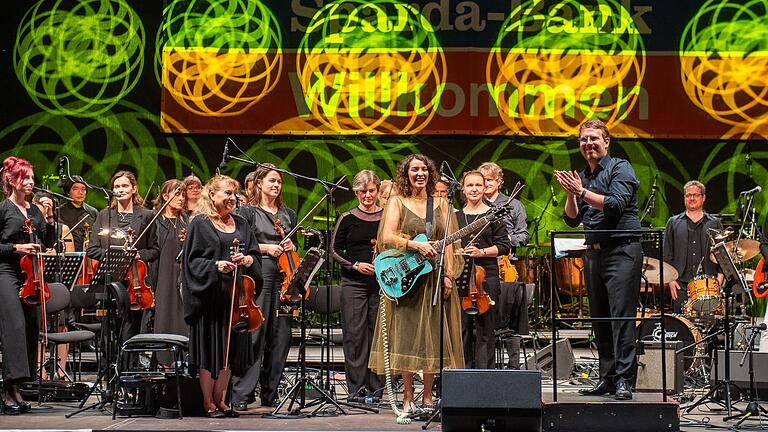 Applaus für Sängerin Gaby Moreno, für den musikalischen Leiter Gábor Hontvári und das Philharmonische Orchester Würzburg: Mit der Classic Night startete - traditionell, bewährt und stimmungsvoll - der Hafensommer 2023.