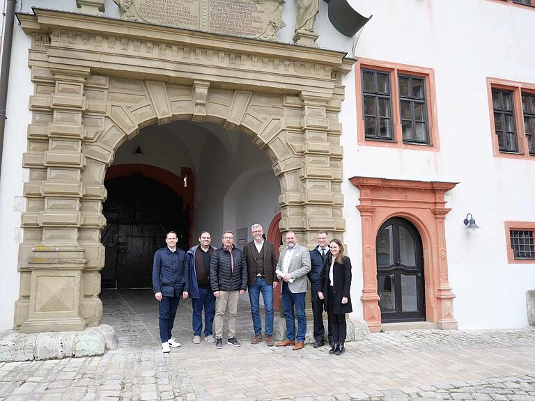 Vor den historischen Mauern von Schloss Grumbach trafen sich zur Gemeindebegehung (von links): Rico Neubert, Leiter der Kreisentwicklung am Landratsamt, Marco Göbet, Leiter Bauverwaltung Markt Rimpar, Alexander Fuchs, Leiter Hauptverwaltung Markt Rimpar, Bürgermeister Bernhard Weidner, Landrat Thomas Eberth, Kreisbrandrat Michael Reitzenstein und Nina Opfermann, Leiterin Geschäftsbereich Kommunales, Sicherheit und Verkehr am Landratsamt Würzburg.