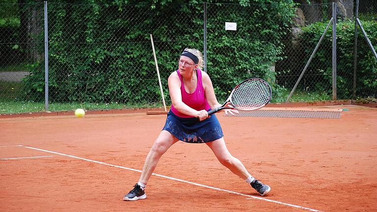 Unser Bild zeigt Silke Gerhard, die bei den Damen 50 des TC Rot-Weiß Bad Kissingen ihr Match gewann und somit zum 3:3-Remis gegen den TSV Grafenrheinfeld II beitrug.       -  Unser Bild zeigt Silke Gerhard, die bei den Damen 50 des TC Rot-Weiß Bad Kissingen ihr Match gewann und somit zum 3:3-Remis gegen den TSV Grafenrheinfeld II beitrug.