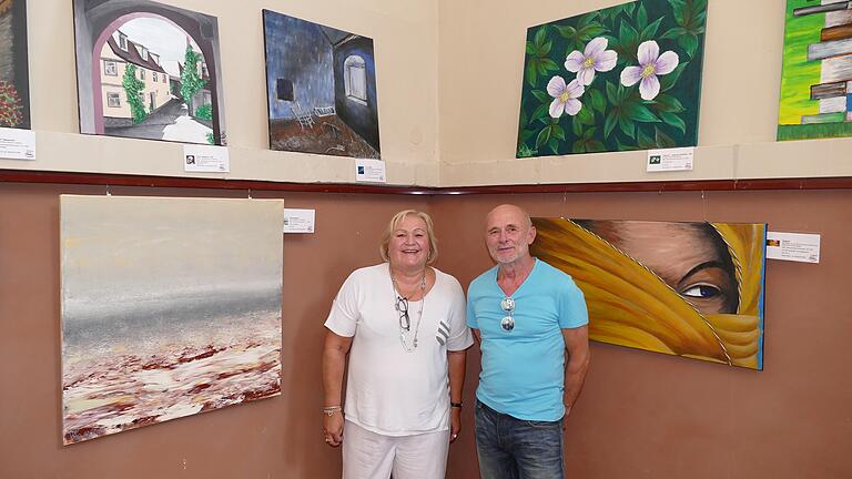 &quot;Farbenrausch&quot; heißt die Ausstellung von Waltraud Broermann in der ehemaligen Synagoge von Arnstein. Im Bild die Künstlerin mit Elmar Grössmann vom Kunstkreis Arnstein.