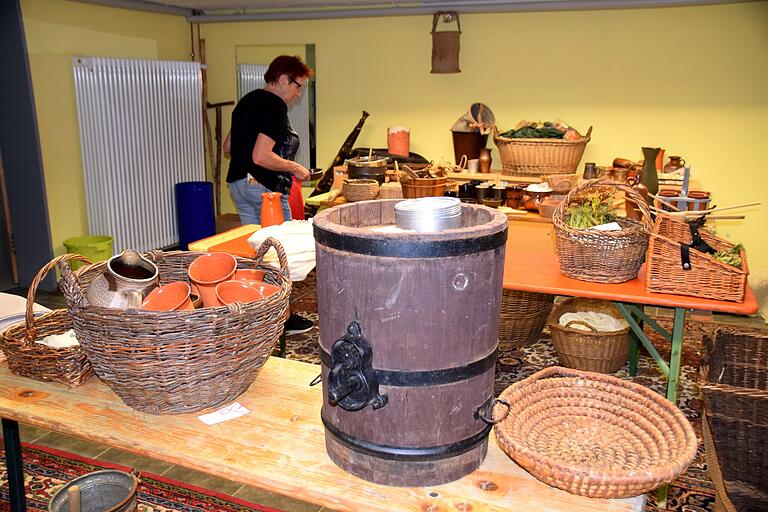 Im Untergeschoss des Bühnenhauses lagern jede Menge Requisiten für das Robin Hood-Theater.