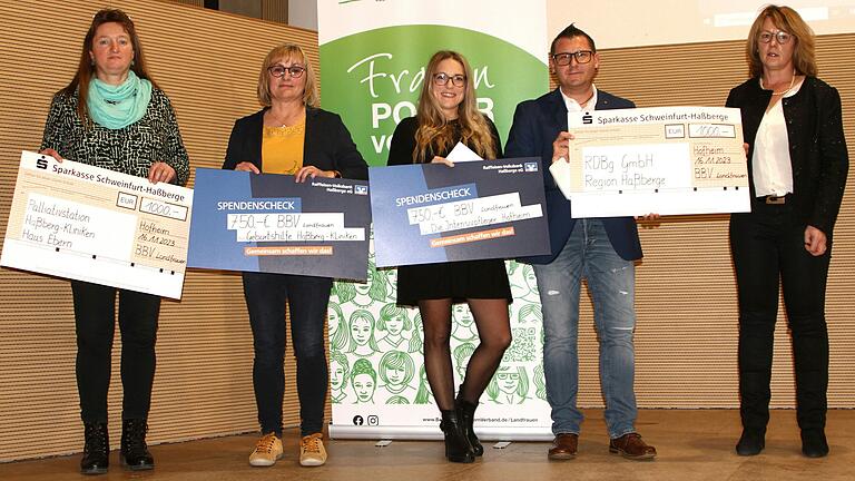 Spendenübergabe zum Jubiläum an (von links) stellvertretende Kreisbäuerin Petra für die Palliativstation Ebern, stellvertretende&nbsp; Pflegedirektorin Elisabeth Röhner (Geburtshilfe Haßfurt), Stephanie Lingrön ( Intensivpflege Hofheim) und Thorsten Landgraf (Rummelberger Diakonie). Rechts Kreisbäuerin Cäcilie Werner.