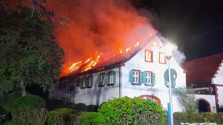Flammen schlagen in der Nacht auf Dienstag aus dem Dach der 'Weißen Mühle' in Estenfeld.&nbsp;