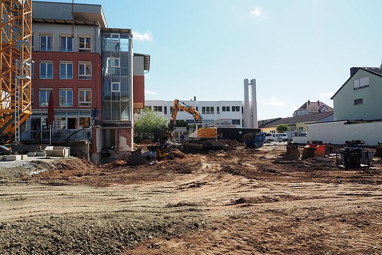 Die Baustelle ist bereits in vollem Gange; links zu sehen ist der Altbau, einschließlich der bald fertig umgebauten Tagespflege. Die Baustelle ist bereits in vollem Gange; links zu sehen ist der Altbau, einschließlich der bald fertig umgebauten Tagespflege.