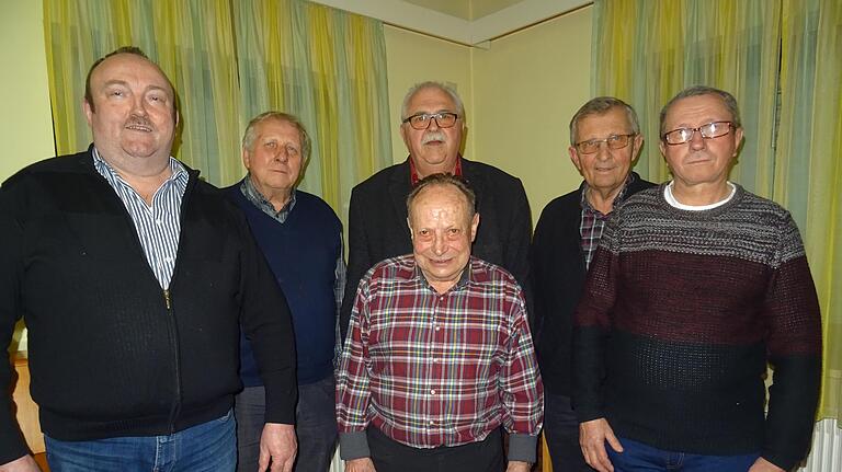 Die Geehrten des Sängervereins Alberthofen (von links): Rudolf Uhl, Georg Reuther, Hans Hofmann, Lothar Töpfer und Hermann Uhl; hinten Vorsitzender Klaus Richter.