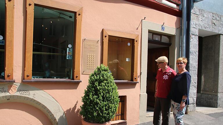 Ursula Glückert und Thomas Pfarr vor dem Geschäft in der Veit-Stoß-Straße 3 in Münnerstadt. An gleicher Stelle hatte sich Ursula Glückerts Opa, Fritz Dieterich, vor etwa 70 Jahren abbilden lassen. Gegründet wurde das Geschäft vor 100 Jahren in Nürnberg. Thomas Malz       -  Ursula Glückert und Thomas Pfarr vor dem Geschäft in der Veit-Stoß-Straße 3 in Münnerstadt. An gleicher Stelle hatte sich Ursula Glückerts Opa, Fritz Dieterich, vor etwa 70 Jahren abbilden lassen. Gegründet wurde das Geschäft vor 100 Jahren in Nürnberg. Thomas Malz