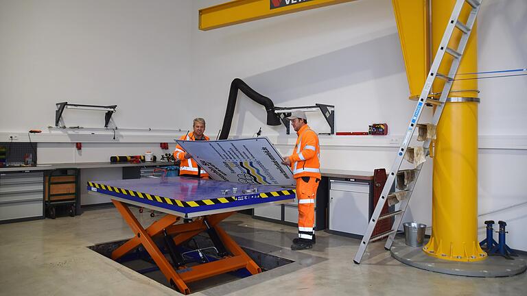 Jedes Gewerk hat im neuen Bauhof eine eigene Werkstatt, hier die Schlosserei. Die funktionale Einrichtung erleichtert die Arbeit, hier von Bauhofleiter Helmuth Göpfert (links) und Elektriker Peter Stock.