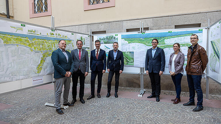 Vor dem Siegerentwurf (von links):&nbsp; Stadtplaner Peter Wiegand, Baureferent Benjamin Schneider, Oberbürgermeister Christian Schuchardt, Landschaftsarchitekt Stefan Reimann des Siegerbüros hutterreimann, Bürgermeister Martin Heilig, Bürgermeisterin Judith Jörg und Dr. Helge Grob, Leiter des Gartenamtes.