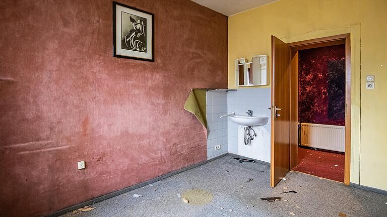 Die Zimmer waren klein und eher spartanisch eingerichtet. Einst standen hier Bett, Stuhl und zwei Nachttische. Die Zimmer waren klein und eher spartanisch eingerichtet. Einst standen hier Bett, Stuhl und zwei Nachttische.