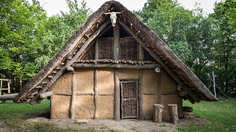 Abenteuer Steinzeit: Beim Aktionstag am Langhaus in Buchbrunn können die kleinen und großen Besucher nicht nur lernen, sondern auch mitmachen.