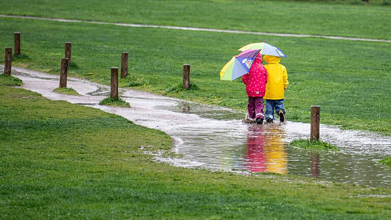 Das hätten sich viele Schüler anders gewünscht. Kaum starten die Ferien, wird das Wetter ziemlich durchwachsen (Symbolbild). Hier kommen Ideen für Familien, die auch bei Regen Spaß machen.