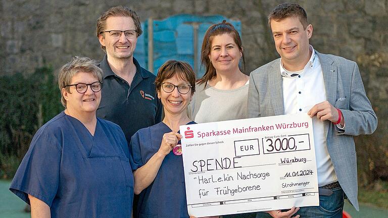 Das Bild zeigt (von links) Kinderkrankenschwester Bärbel Gillmann-Bils, Ingo Strohmenger, Kinderkrankenschwester Birgit Engelhardt, Sandra Kern von der Frühförderstelle Würzburg und Tobias Strohmenger.