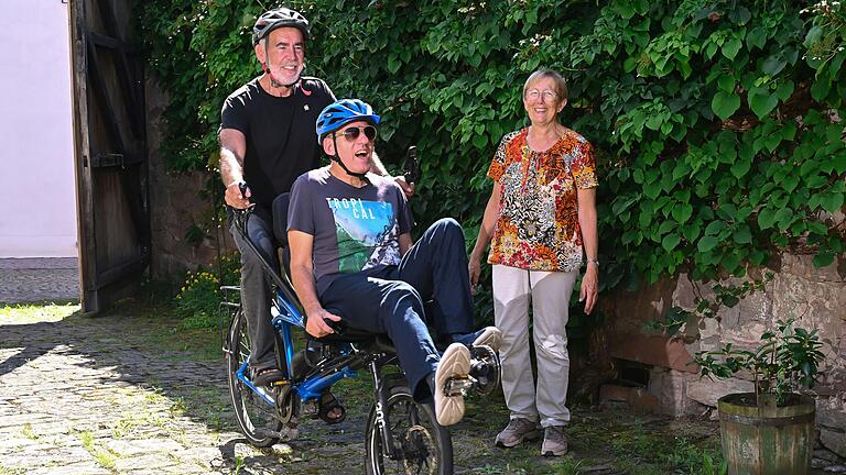 Auf dem Fahrrad hinaus in die Welt: Karl-Heinz und Maria Maul haben vor über 30 Jahren Fred Wölfl in die Familie aufgenommen. Der blinde 62-Jährige tritt auf den Touren vorne in die Pedale.&nbsp;&nbsp;