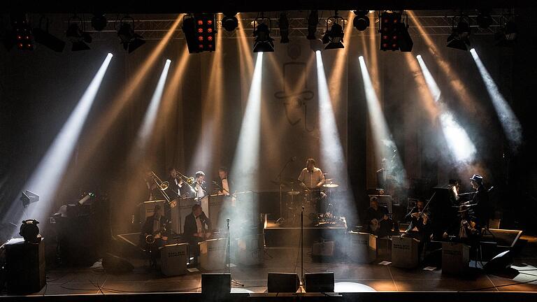 Das Moka Efti Orchestra, die original Big Band aus der Serie 'Babylon Berlin”, beim Würzburger Hafensommer.