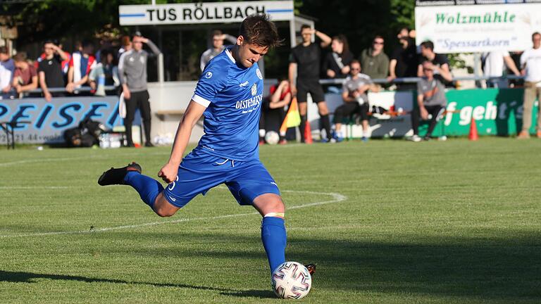 Moritz Lotzen erzielte mit einem direkt verwandelten Freistoß die Würzburger Führung in Röllbach. Der FV 04 Würzburg gewann das Hinspiel in der zweiten Runde der Bayernliga-Relegation.