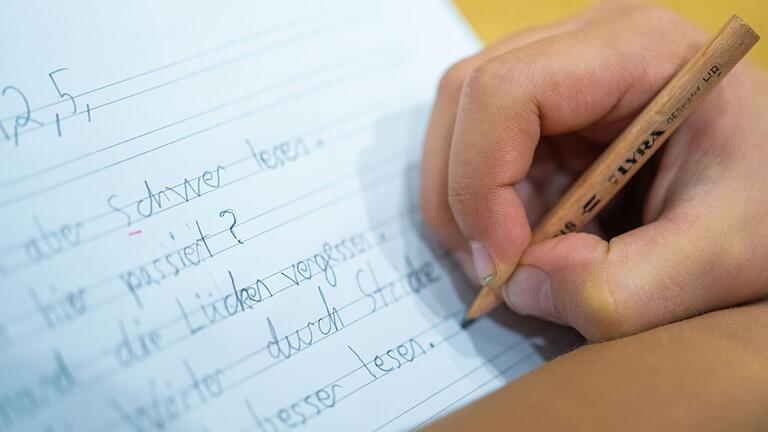 Mehr Deutschunterricht soll es an Grundschulen geben, nachdem die Kinder bei international anerkannten Rankings immer schlechter abschneiden. Wie das Vorhaben umgesetzt werden soll, ist umstritten. Mehr Deutschunterricht soll es an Grundschulen geben, nachdem die Kinder bei international anerkannten Rankings immer schlechter abschneiden. Wie das Vorhaben umgesetzt werden soll, ist umstritten.
