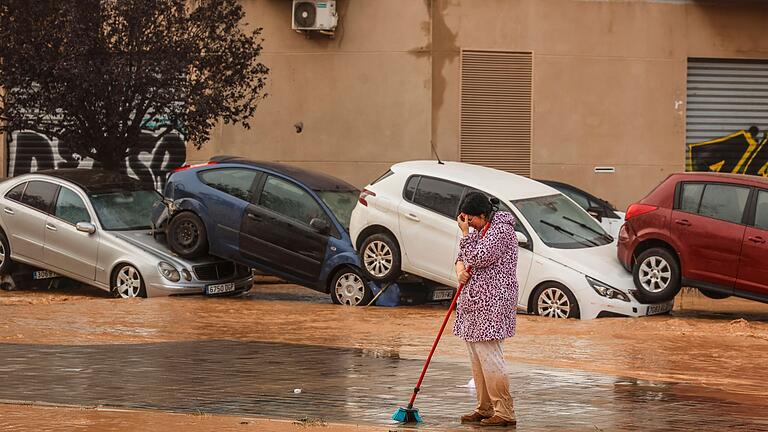 Überflutungen in Spanien       -  Besonders schlimm ist die Lage in der auch bei Urlaubern sehr beliebten Region Valencia, aber auch andere Mittelmeer-Anrainer-Regionen wie Andalusien und Murcia sind schwer betroffen.
