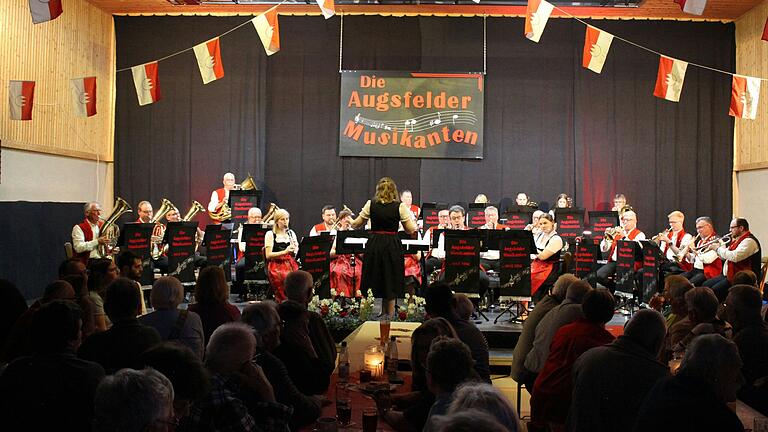 Die Augsfelder Musikanten mit ihrer Dirigentin Theresa Hoch. Die Augsfelder Musikanten mit ihrer Dirigentin Theresa Hoch.