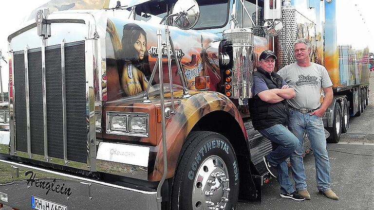 Thorsten Eckert (links) aus Windshausen, Organisator des jährlichen Truckertreffens, freut sich über den schönen Show Truck von der Firma Henglein, der von Klaus Jank gefahren wird.