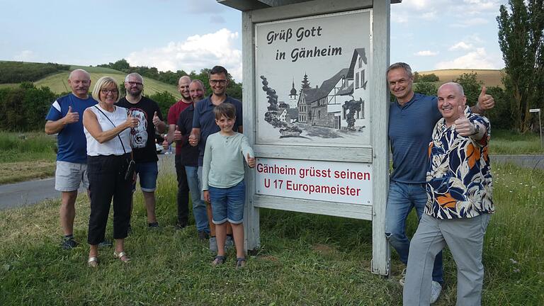 Die Gänheimer feiern ihren Europameister Christian Wück (Zweiter von rechts): Der Trainer besuchte seine Heimat nach dem Turnier auf der Durchreise zu einem Sichtungsturnier. Die Gänheimer feiern ihren Europameister Christian Wück (Zweiter von rechts): Der Trainer besuchte seine Heimat nach dem Turnier auf der Durchreise zu einem Sichtungsturnier.