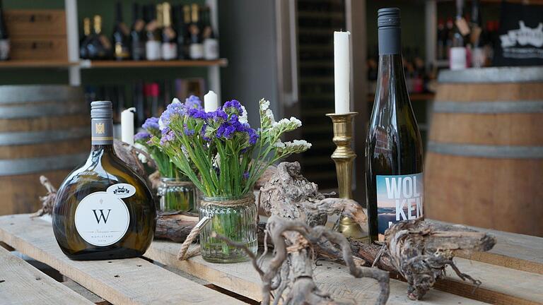 Am Valentinstag sorgen Wein und Kerzenschein in der Vinothek 'Wohlsein' für romantische Stimmung. Am Valentinstag sorgen Wein und Kerzenschein in der Vinothek 'Wohlsein' für romantische Stimmung.