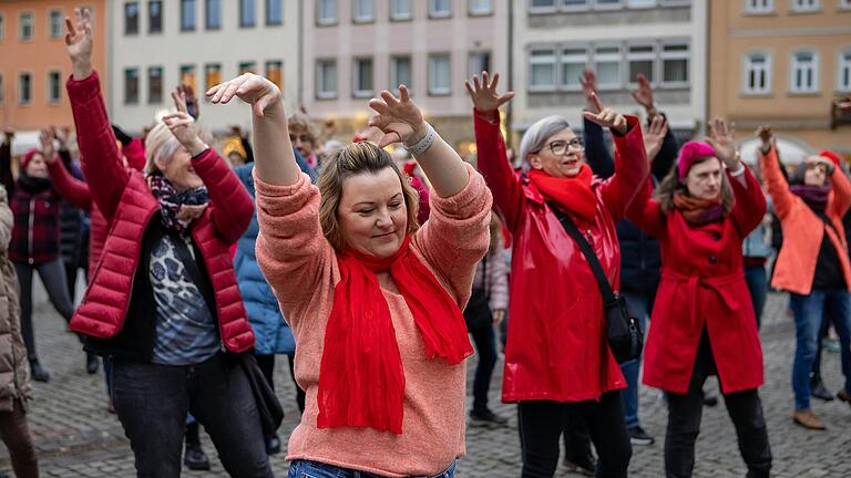 Auf dem Schweinfurter Markplatz protestierten zahlreiche Menschen mit einem Tanz-Flashmob gegen Gewalt an Frauen und Mädchen. Ihr Appell: Bei Gewalt nicht wegsehen und nicht schweigen.