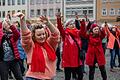 Auf dem Schweinfurter Markplatz protestierten zahlreiche Menschen mit einem Tanz-Flashmob gegen Gewalt an Frauen und Mädchen. Ihr Appell: Bei Gewalt nicht wegsehen und nicht schweigen.