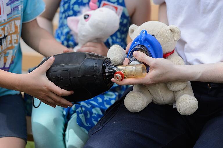 Die Kinder dürfen bei den Behandlungen ihrer Kuscheltiere mithelfen.