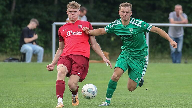 Niklas Fritzler (links) vom TSV Rottendorf und Peter Sachse vom SV Kürnach im Zweikampf.