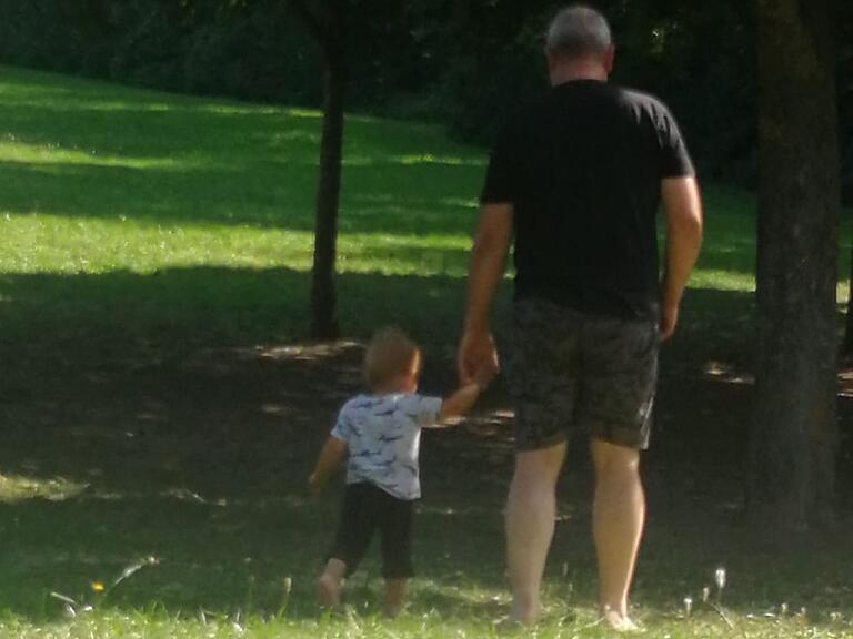 Enrico K. und der größte seiner drei kleinen Söhne beim Spätsommerspaziergang.