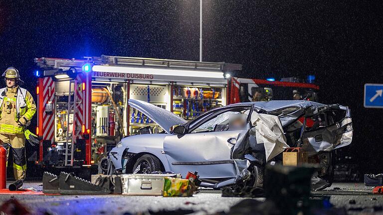 Zwei Tote bei Unfall auf der Autobahn 59       -  Zwei Menschen starben bei dem Unfall auf der A59.
